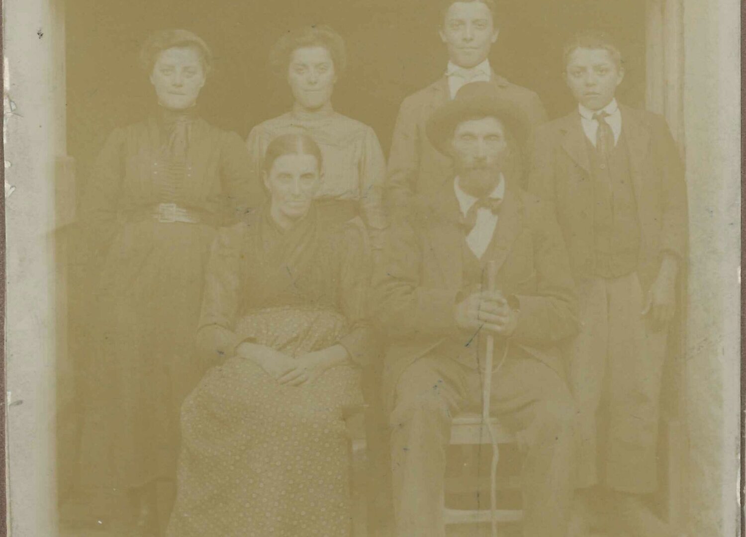 Foto di famiglia prima della partenza di Lorenzo per l'America, 1913 (archivio privato della famiglia Viviani)